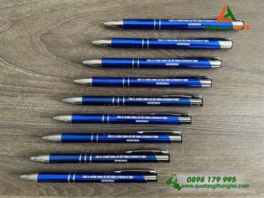Bút Bi Kim Loại Bấm Màu Xanh - Khắc 18 Năm Thành Lập Hội Thánh Lutheran Hy Vọng