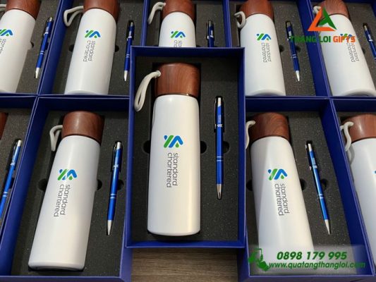Combo Quà Tặng (Bình Giữ Nhiệt & Bút Bi) - In Khắc Logo Ngân Hàng Standard Chartered
