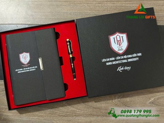 Combo Quà Tặng (Sổ Tay Bìa Còng & Bút Ký) Màu Đen - In Khắc Logo Trường Đại Học Kiến Trúc Hà Nội
