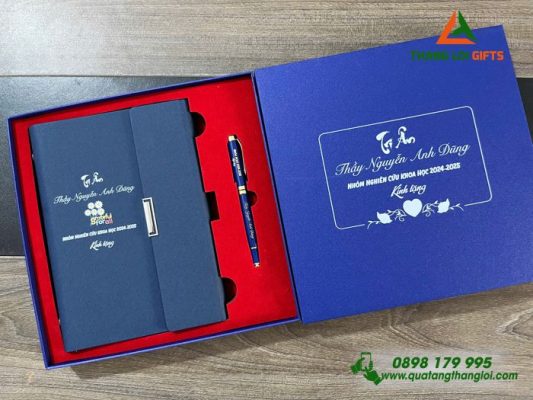 Bộ Quà Tặng (Sổ Tay Bìa Còng & Bút Ký) Màu Xanh - In Khắc Tên Làm Quà Tri Ân Thầy Cô