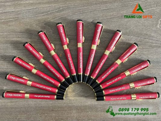 Bút Ký Kim Loại Màu Đỏ Khoen Cài HÌnh Đầu Rồng - Khắc Logo Doanh Nghiệp Thái Hương