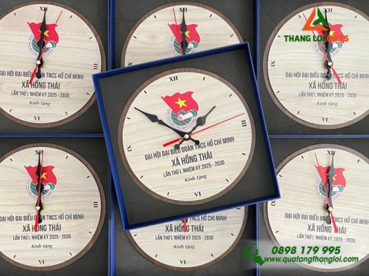 Đồng Hồ Gỗ Tròn Để Bàn - In Khắc Logo Đại Hội Đoàn TNCS Hồ Chí Minh Xã Hồng Thái