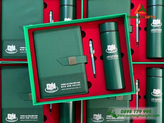 Giftset Bộ Quà Tặng (Sổ+ Bình+ Bút) Màu Xanh Lá - In Khắc Logo Trường Cao Đẳng Miền Nam