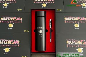 Bộ Quà Tặng (Bình Giữ Nhiệt + Bút Bi) Màu Đen - In Khắc Logo Trại Hè Nghiên Cứu Supernova