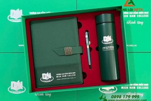 Set Quà Tặng (Sổ+ Bình+ Bút) Màu Xanh Lá - In Khắc Logo Trường Cao Đẳng Miền Nam