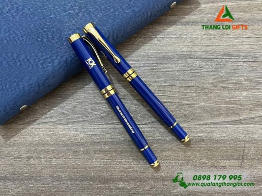 Bút Ký Kim Loại Màu Xanh Khoen Vàng - Khắc Logo Trung Tâm Tiếng Anh 10X