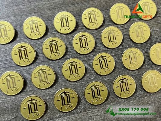 Huy Hiệu Cài Áo Đồng Ăn Mòn Nền Cát - Logo Luật LAW