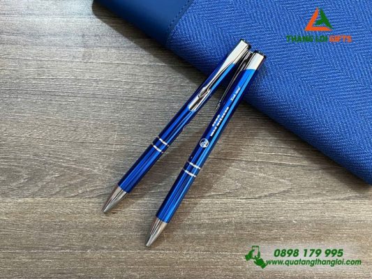 Bút Bi Kim Loại Bấm Màu Xanh - Khắc Logo Trường Đại Học Luật - ĐHQG Hà Nội