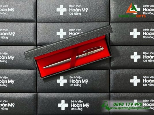 Bút Ký Kim Loại Xoay - Khắc Logo Bệnh Viện Hoàn Mỹ Đà Nẵng