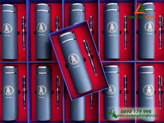 Bộ Quà Tặng (Bình+ Bút) Màu Xanh - In Khắc Logo Trường THCS Và THPT Trần Đại Nghĩa