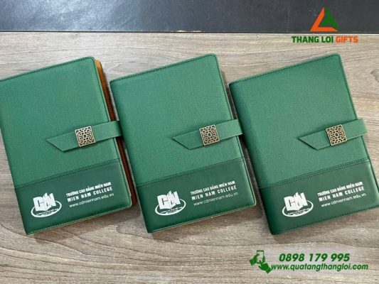 Sổ Da Bìa Còng Màu Xanh Lá - Ép Kim Bạc Logo Trường Cao Đẳng Miền Nam