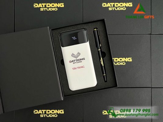 Set Quà Tặng (Pin Sạc & Bút Ký) - In Khắc Logo Đất Đồng STUDIO