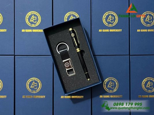 Combo Quà Tặng (Bút Ký & Móc Khóa) - In Khắc Logo Trường Đại Học An Giang