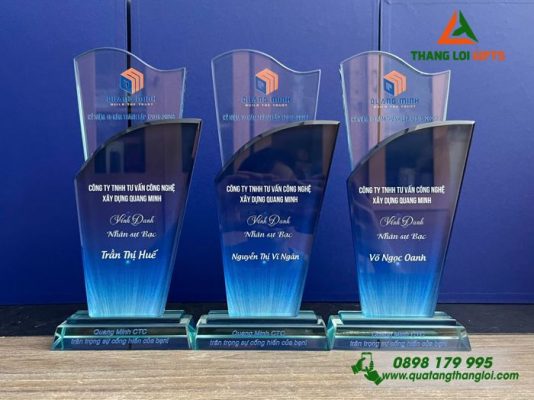 Cúp Pha Lê - In Logo Doanh Nghiệp Quang Minh Làm Quà Vinh Danh Nhân Viên