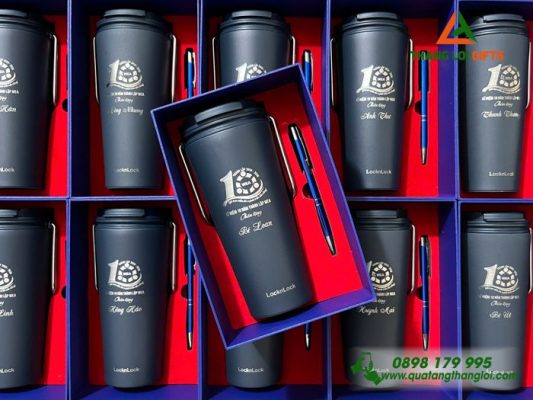 Combo Cao Cấp (Ly Lock & Bút) Màu Xanh In Khắc Logo Kỷ Niệm 10 Năm Trung Tâm Anh Ngữ Tây Âu Mỹ Làm Quà Tặng