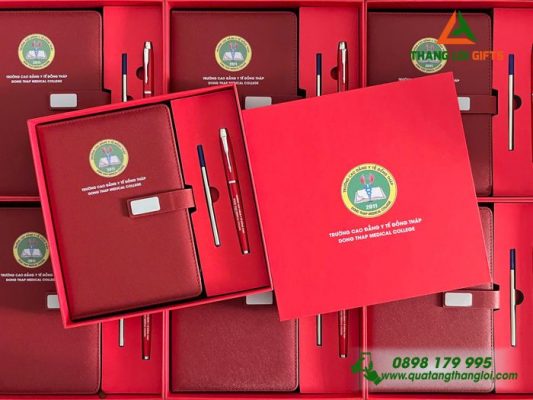 Combo Quà Tặng (Sổ Dán Gáy & Bút) Màu Đỏ In Khắc Logo Trường Cao Đẳng Y Tế Đồng Tháp