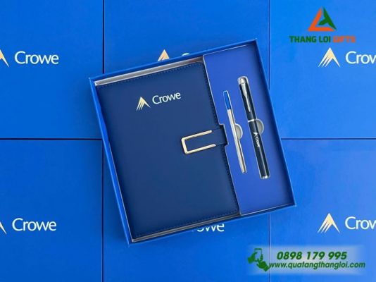 Combo Quà Tặng (Sổ Dán Gáy & Bút) Màu Xanh In Khắc Logo Doanh Nghiệp Crowe