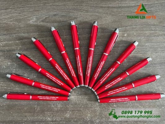 Bút Kim Loại Màu Đỏ Khắc Tên Trường Cao Đẳng Y Tế Đồng Tháp