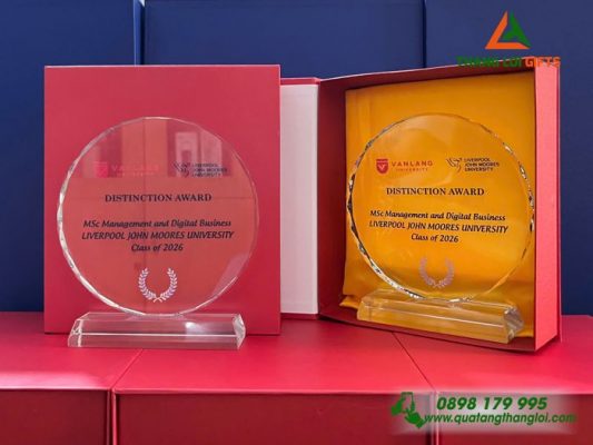 Cúp Pha Lê Tròn Cao Cấp In Logo Trường Đại Học Văn Lang Làm Quà Vinh Danh