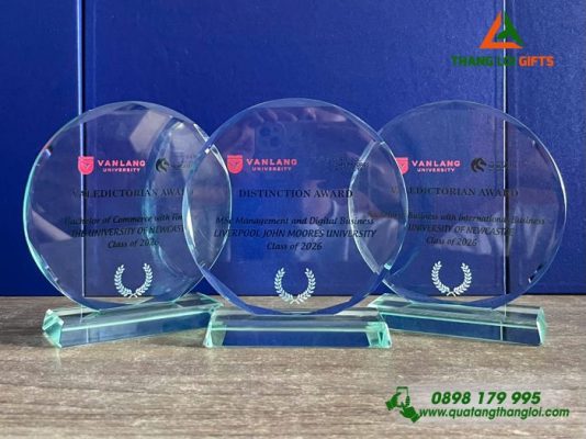 Cúp Thủy Tinh Tròn In Logo Trường Đại Học Văn Lang Làm Quà Tặng Vinh Danh