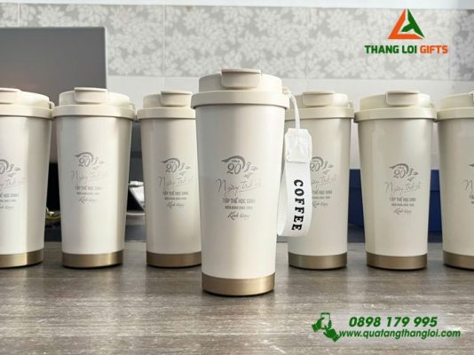 Ly Giữ Nhiệt 530ml Màu Trắng Kem Khắc Logo 20 Năm Ngày Trở Về Trường