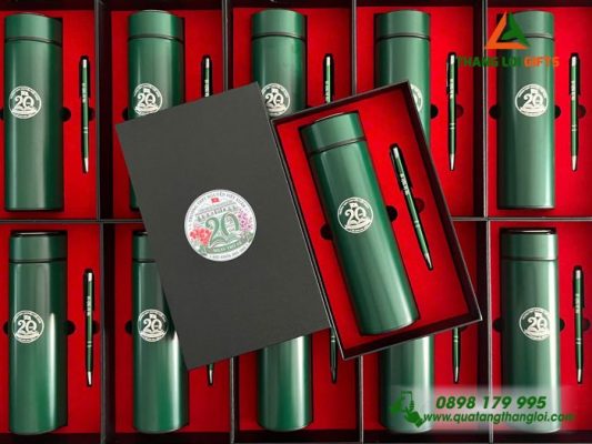Bộ Quà Tặng (Bình & Bút) Màu Xanh Lá In Khắc Logo 20 Năm Ngày Trở Về Trường THPT Nguyễn Viết Xuân