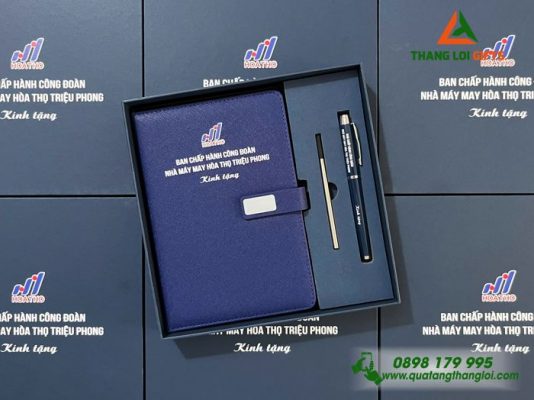 Combo Quà Tặng (Sổ & Bút) Màu Xanh In Khắc Logo Nhà Máy May Hòa Thọ Triệu Phong